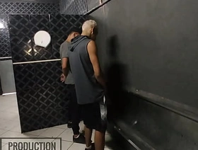 Pegação no banheirão do clube de sexo gay porn asian chinese