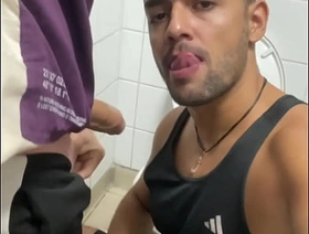 MAMANDO UM VAGABUNDO DE PICA ROSADA NO BANHEIRO gay porn chinese massage