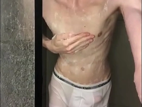 Novinho tomando banho e mostrando pica gay porn hot anime