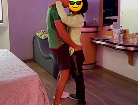 Por los gemidos de Gio, Omar está lamiendo y tocando los lugares correctos. Se acuesta, abre las piernas y Omar va directo al agujero de Gio. Gio se sube encima de Omar y se sienta sobre su polla korean animal porn gay