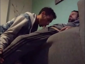 Macho disfruta de una deliciosa mamada mientras relaja en el sofá. swang taiwan gay porn