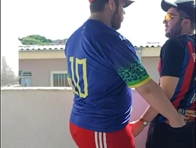 Ursão maloka comendo branquinho tatuado na laje (COMPLETO NO RED) japan gay porn massage