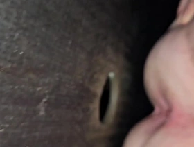 COROA SÓ QUERIA SE ALIVIAR, ENTROU EM UMA CABINE DE SEXO E PEGOU DUAS ROLAS GRANDES. hot gay porn pic