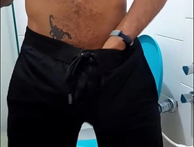 Alisando o pau no banheiro Pt1. chinese elderly gay porn