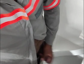 Trabalhador colação a rola pra fora do uniforme e começa a bater uma e começa a bater uma hot stud uncaring porn