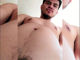 CHACALITO ORINANDO Y EXPRIMIÉNDOSE LA VERGA sg porn gay