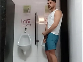 Safadeza no banheiro da academia beefy chinese gay porn