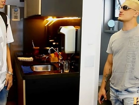 FLAGREI O MARIDO DA MINHA AMIGA TOMANDO BANHO, TIVE QUE BATER UMA VENDO korean blithe porn comic