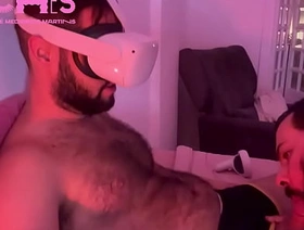Peludo usa óculos de realidade virtual - VÍDEO completo no RED sg gay porn