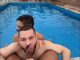 Reverzamento de Rola na cu do boy na piscina do Hotel asia boy gay porn