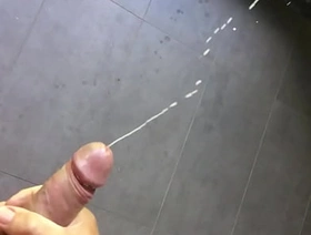 vor dem badezimmer fenster heftig mein sperma spritzen lassen vietnam boy gay porn