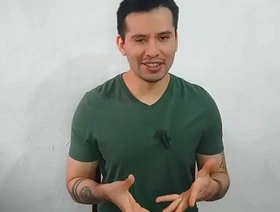 Joven virgen le da sexo oral por primera vez al compañero dotado 21cm musculoso del trabajo en la oficina! Casi los atan . Relato sexual gay clips porn hot