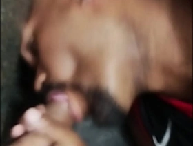 Trabalhador deita no chão pra chupar thailand gay blow rhythm porn