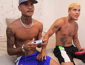 Mamando meu amigo depois de perder no videogame hot gay bodybuilder porn