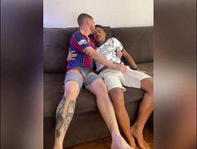 negro dotado comendo o branquinho em varias posições com direito a dildo e mijada porn sex gay indonesia