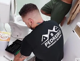 O encanador me comeu gostoso e ainda deu o rabo dele pra mim! porn unconcerned daddy japan