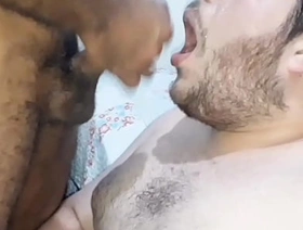 Gordo Chupa Mecânico Peludo e Ele Mete e Goza Na Cara - Parte 3 (COMPLETO NO XVIDEOS RED) korean gay model porn