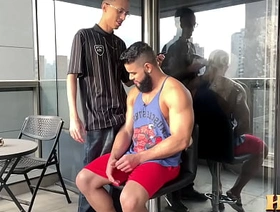 O BOMBADÃO MANDOU O BARBEIRO PICAR ATRÁS E ACABOU LEVANDO A PICADA NO CU indian hot gay porn videos