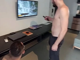 O MEU VIZINHO ARROMBOU MEU CÚ, SOFRIR NA ROLONA GROSSA E GRANDONA gay japan bus porn