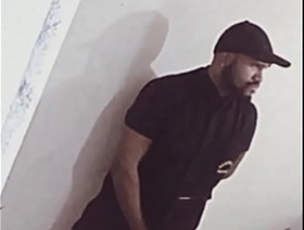 Câmera filma segurança se masturbando hot muscles gay porn